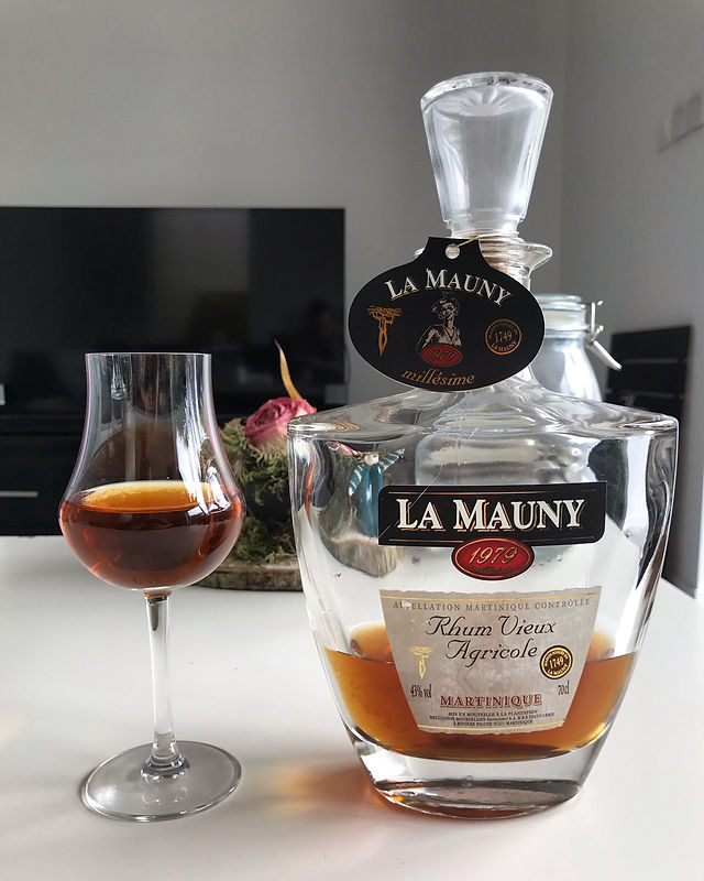 Rượu Rum La Mauny 1979