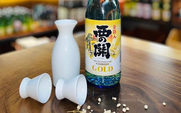 Rượu Sake Nishino Seki Gold Leaf vảy vàng (15%) 720ml Rượu Sake Nishino Seki Gold Leaf (vảy vàng) 720ml