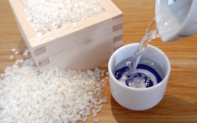 Rượu Sake Nishino Seki Junmaishu (15%) 720ml Thưởng thức rượu Sake bằng ly sứ Nhật