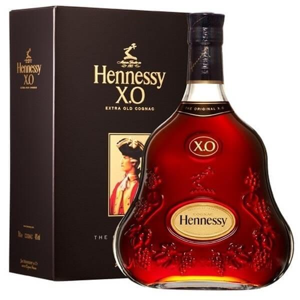 Thiết kế chai uống công hai lần đặc trưng của các dòng rượu nhà Hennessy