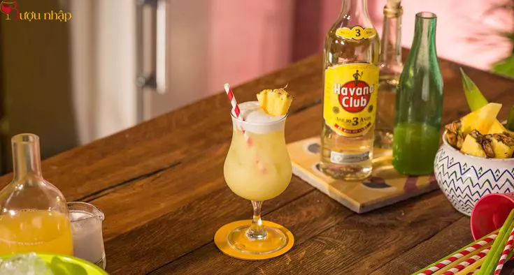 Piña Colada là một loại cocktail được pha từ rượu Rum ánh vàng, sữa dừa, và nước ép dứa