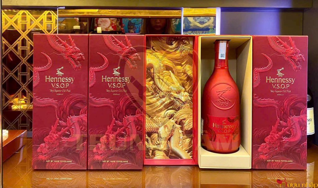Hennessy VSOP Limited Tết 2024 tại cửa hàng Rượu Nhập là món quà tuyệt vời để chào đón năm mới.