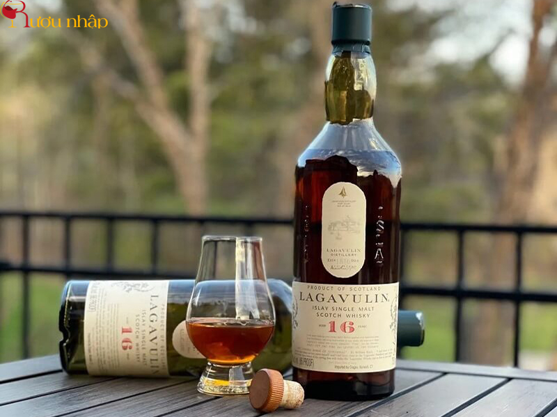 Whisky Lagavulin - Rượu single malt Scotch khói nồng từ đảo Islay