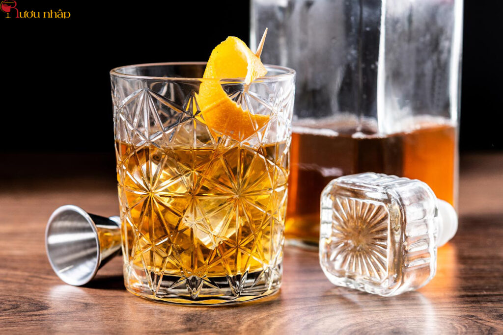 Người mới uống whiskey nên bắt đầu với bourbon vì vị ngọt dễ chịu, hậu vị mềm và độ cồn vừa phải dễ tiếp cận.