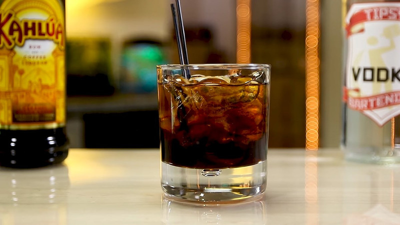 Uống rượu Kahlua pha với cafe đậm vị