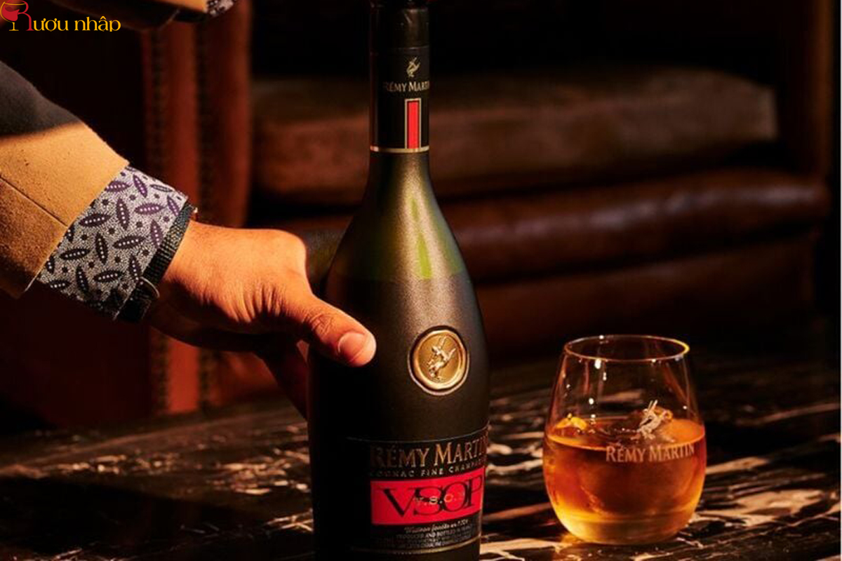 Uống rượu Remy Martin nguyên chất