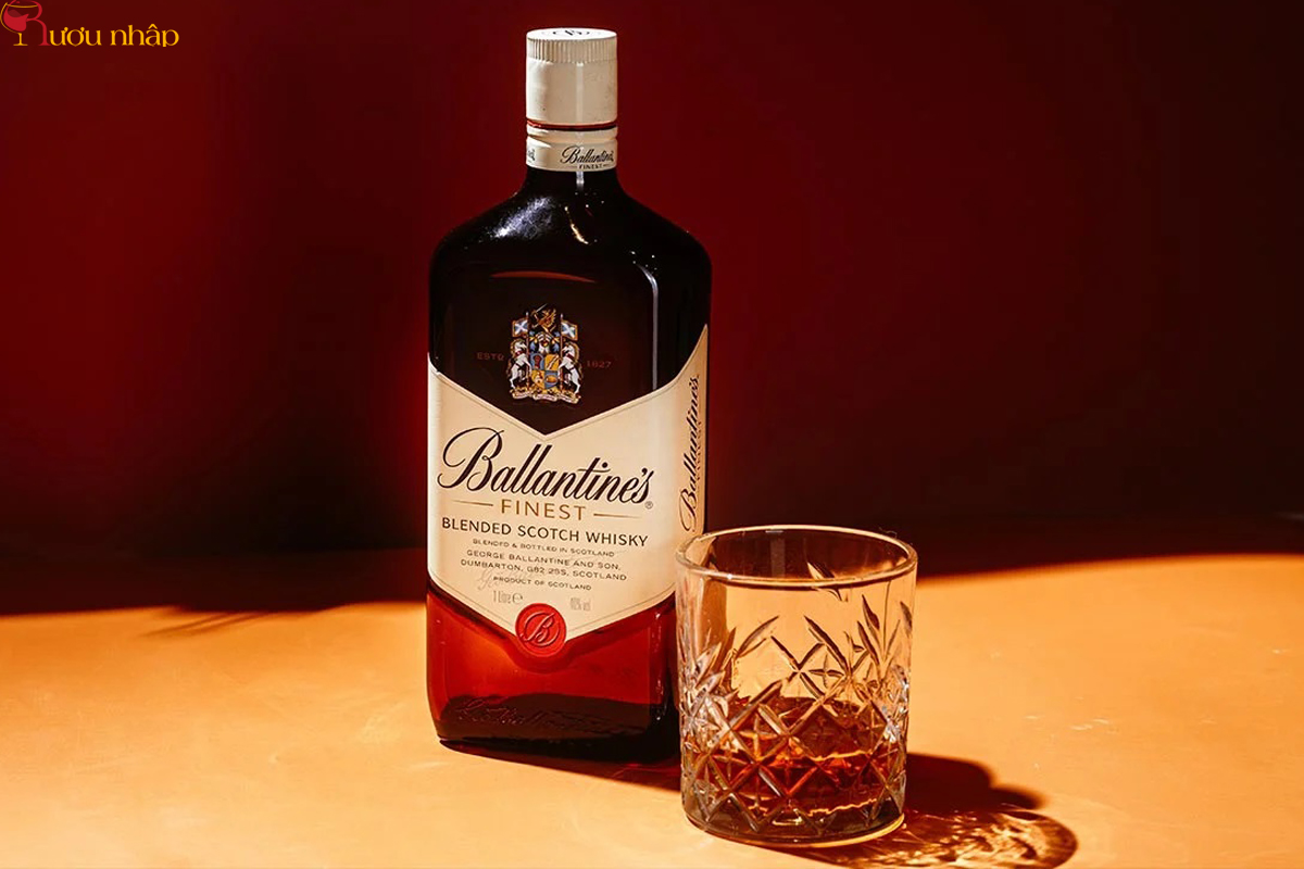 Ballantine’s mang phong cách whisky mềm nhẹ, ngọt dịu, phù hợp với đông đảo người dùng và các buổi tiệc đông người.