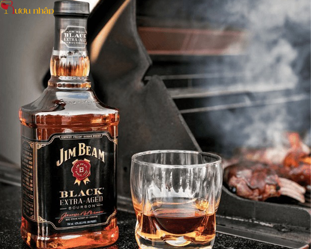 Thời gian ủ rượu Jim Beam Black Label trong thùng gỗ sồi là từ 6 đến 8 năm