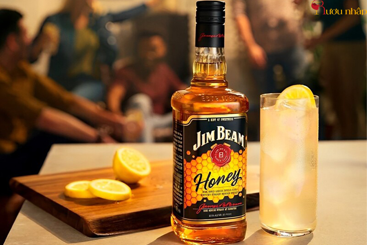 Jim Beam Honey là một loại Bourbon đặc biệt, được pha trộn với mật ong, tạo ra hương vị êm ái, ngọt ngào
