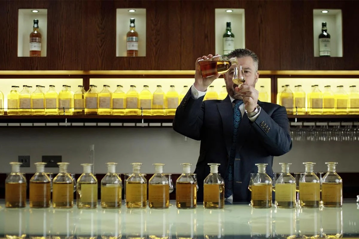 Kỹ thuật blending whisky Ballantine’s: Nghệ thuật phối trộn tinh tế tạo nên hậu vị mượt mà và cân bằng.