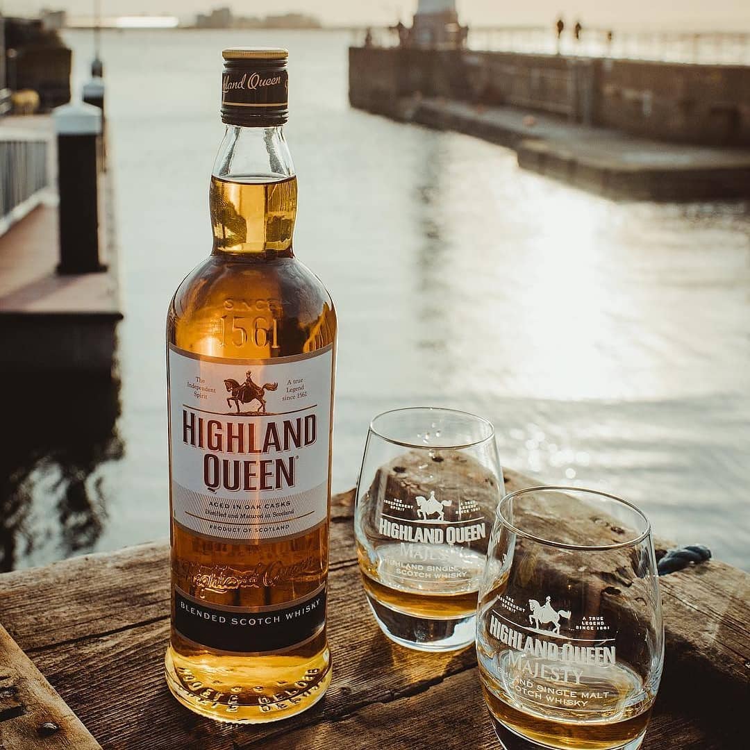 Rượu Highland Queen kết hợp tinh tế giữa nốt hương của hoa quả chín và hương khói nhẹ.