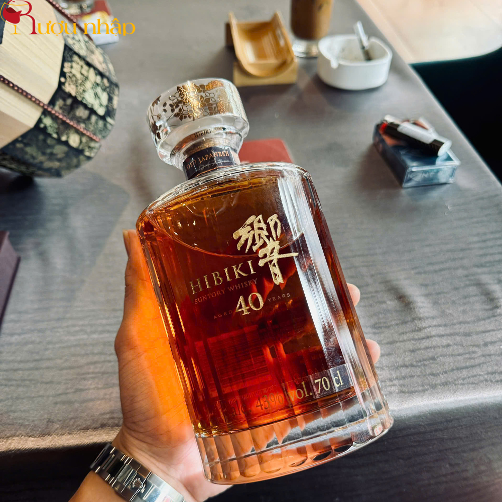 Rượu Hibiki 40 Years Old loại Blended whisky lâu đời nhất