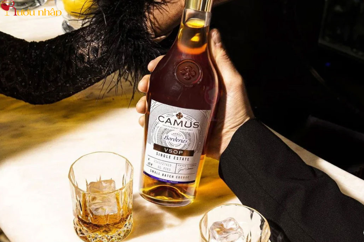 Cognac Borderies nổi bật với hương hoa tím quyến rũ, cấu trúc tròn đầy và hậu vị mềm mại, mang đến trải nghiệm tinh tế khó nhầm lẫn.