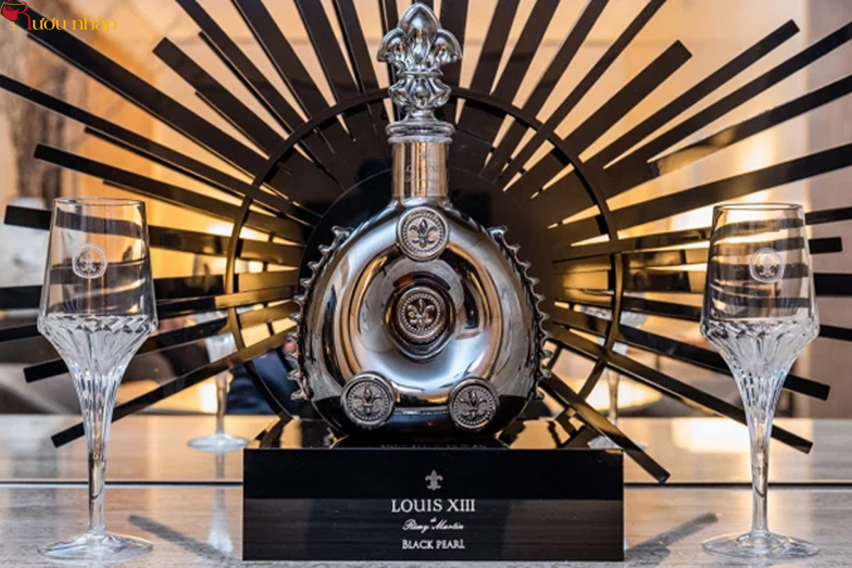 Remy Martin Black Pearl Louis XIII là chai rượu đặc biệt và cực quý